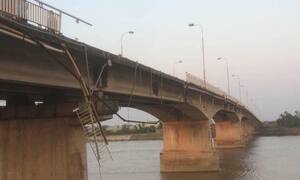 Xe ben tông sập thành cầu, cắm đầu xuống sông Kinh Thầy
