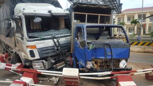 Hai xe tải húc nhau, ủi bay dải phân cách trạm BOT ở Đắk Lắk