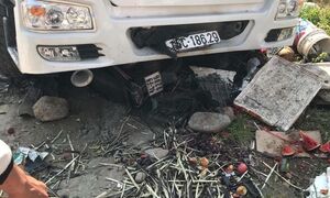 Xe bồn cuốn xe máy vào gầm rồi lao vào sạp bán hoa quả, 2 người thương nặng