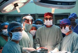 Bác sỹ miệt mài 7 tiếng cưa xương sọ não chữa dị tật hốc mắt cho con lính đảo Lý Sơn