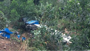 Xe container tông bay dải phân cách rồi lao xuống vực ở Quảng Ninh