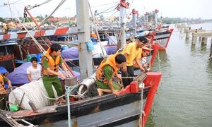 Áp thấp nhiệt đới diễn biến phức tạp, các tỉnh ven biển Nam Bộ phát đi thông báo khẩn