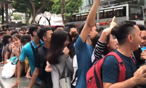 Người Việt xếp hàng mua iPhone X ở Singapore: Cầm hơi bằng socola, chen lấn đến ngạt thở