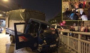 Xe tải loạng choạng đâm vào dải phân cách, tài xế mắc kẹt trong cabin bẹp dúm