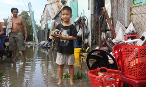 Bão số 12 tàn phá Khánh Hòa: 'Con tôi phải ngồi trên ghế thức tới sáng'