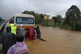 Công an Huế thức trắng đêm giúp dân vượt lũ sau bão số 12