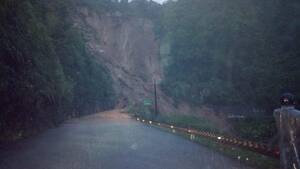 Sạt lở núi liên tiếp ở Huế, 6 người mắc kẹt giữa đường trong đói rét