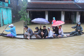 Nước lũ lên cao lịch sử, dân Huế kiếm tiền triệu mỗi ngày nhờ nghề ăn theo