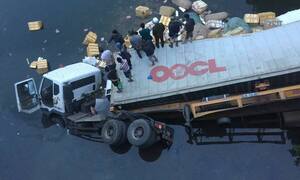 Xe đầu kéo tông sập lan can cầu rơi xuống sông, 2 người thương vong