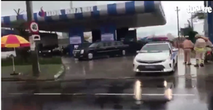 Video: 'Quái thú' của Tổng thống Trump mất nửa tiếng dừng đổ xăng giữa phố Đà Nẵng