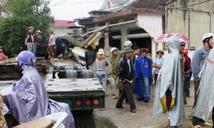 Xe container nổ lốp đâm sập nhà dân, 2 người thương vong