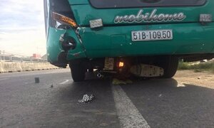 Chở cháu đi học, 3 ông cháu bị xe khách cuốn vào gầm