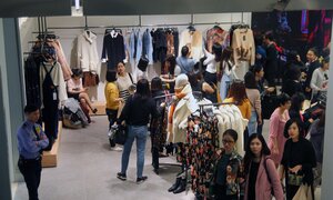 Khách hàng vô ý thức quần thảo Zara Hà Nội 'tan hoang' sau ngày khai trương