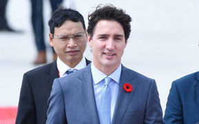 Ảnh: Thủ tướng điển trai nhất thế giới tươi cười rời chuyên cơ