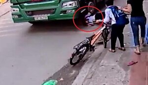 Clip: Ngã văng trước bánh xe tải, bé trai thoát chết thần kỳ trong gang tấc