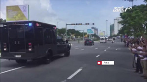 Video: Dân Đà Nẵng đứng hàng dài, vẫy tay chào dàn xe 'Quái thú' của ông Trump