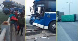 Xe khách 'vắt vẻo' trên cầu Thanh Trì sau va chạm với xe tải