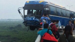 Clip hiện trường vụ xe khách 'vắt vẻo' trên cầu Thanh Trì sau va chạm khủng khiếp
