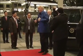 Video: Tổng thống Trump đi 'Quái thú' tới dự tiệc chiêu đãi APEC