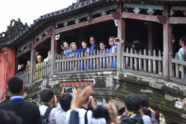 Phu nhân, phu quân lãnh đạo APEC thích thú chụp ảnh kiến trúc Hội An