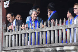 Phu nhân Thủ tướng Lý Hiển Long rạng rỡ chụp ảnh bằng điện thoại ở Hội An