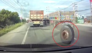 Thất kinh clip xe tải đang chạy bỗng văng mất 1 bánh xe