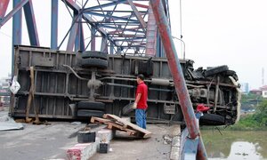 Xe tải lật trên cầu Rào, 2 mẹ con thương vong