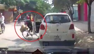 Mở cửa bất cẩn đốn ngã cô gái đi xe đạp, tài xế vô cảm bỏ đi gây phẫn nộ