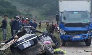 Xe con lao sang đường đâm xe tải ở Sơn La, 5 người thương vong