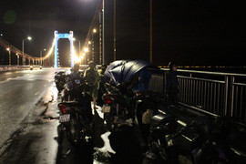 Bị người yêu chia tay, nam thanh niên rủ 2 bạn cùng nhảy cầu Thuận Phước tự tử