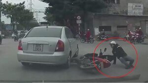 Ô tô xi-nhan muộn, người đi xe máy ngã sõng soài giữa ngã tư