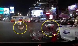 Clip: Chó cưng chạy mất hút, mặc chủ nằm chỏng chơ giữa đường sau va chạm