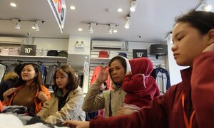Cửa hàng thời trang tại Hà Nội 'thất thủ' vì quá đông người mua sắm dịp Black Friday