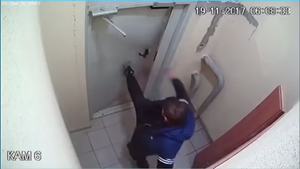 Video: Mắc sai lầm ngớ ngẩn, người đàn ông mắc kẹt trong tòa nhà suốt 3 tiếng đồng hồ