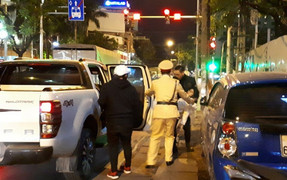 Hành động ấm áp tình người của CSGT Hà Nội giữa đêm đông giá lạnh