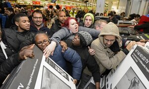Không khí Black Friday 'một trời một vực' tại Mỹ và Anh