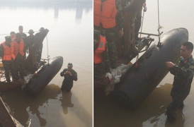 Ảnh: Cận cảnh quả bom 'khủng' được đưa lên từ lòng sông Hồng