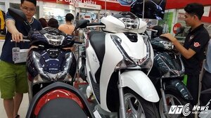Nghịch lý: Ô tô giảm giá, xe máy tăng vù vù, Honda SH chênh tới 17 triệu đồng