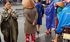 Xe chở dăm gỗ tông xe đạp điện, bé gái 11 tuổi chết tại chỗ