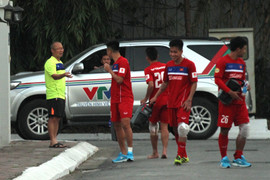 Đi chân đất về phòng, cầu thủ U23 Việt Nam bị HLV Park Hang Seo nhắc nhở