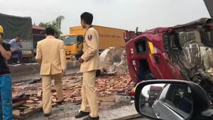 Clip: Húc đuôi xe tải chở gạch, container rụng đầu ở Hà Nam