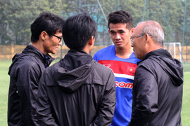 Hậu vệ U23 Việt Nam buồn bã nghe HLV Park Hang Seo báo tin bị loại