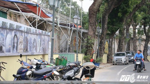 Phố bích họa Phùng Hưng biến thành bãi trông xe nhếch nhác