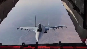 Video: Su-30 lượn lờ quanh cửa thả hàng máy bay vận tải gây sốc