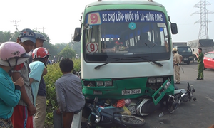 Xe buýt cuốn hàng loạt xe máy vào gầm, nhiều người bị thương