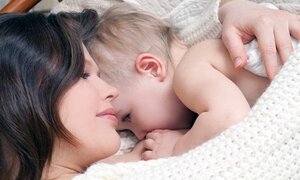 Vì sao mẹ nên ngủ chung với bé đến 3 tuổi?