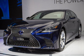 Ô tô hạng sang tại Việt Nam: Lexus gặp khó, Mercedes-Benz thăng hoa