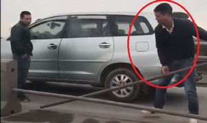 Tài xế ô tô tháo dải phân cách trên cầu Thanh Trì để trốn CSGT: Ủy ban ATGT Quốc gia yêu cầu xử nghiêm