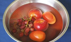 Mẹo khử hóa chất dính trên trái cây trước khi ăn