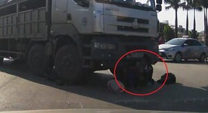 Clip: Xe đạp bị cán nát, cụ bà thoát chết, run rẩy bò ra khỏi gầm xe tải